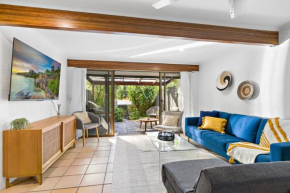 Stylish Townhouse, private courtyard walk to beach